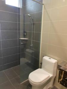 A313B Entire Room in Ayer Keroh في آير كيروه: حمام مع مرحاض ودش زجاجي