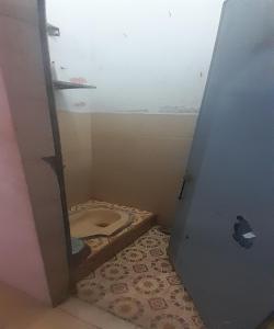 een badkamer met toilet in het midden van een kamer bij SPOT ON 93851 Fermansio Homestay 1 in Medan