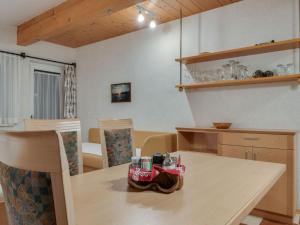 ツェル・アム・ゼーにあるBeautiful Apartment in Zell am See near Ski Areaのキッチン(テーブル、椅子付)