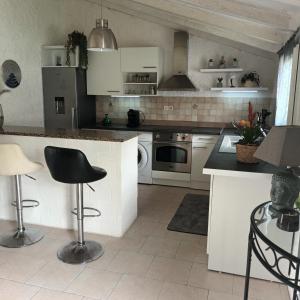 Kuchyň nebo kuchyňský kout v ubytování Maison bord de mer