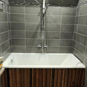 La salle de bains est pourvue d'une baignoire et d'une douche. dans l'établissement Maison bord de mer, à Penta-di-Casinca