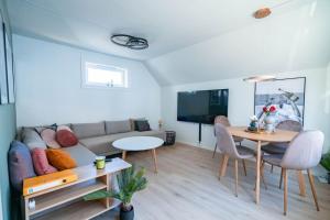 ein Wohnzimmer mit einem Sofa und einem Tisch in der Unterkunft Dinbnb Apartments I Skansen funhouse! Gym, outdoor-area & location! in Bergen