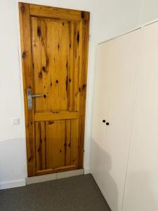 una habitación vacía con una puerta de madera en una habitación en Villa Vincentów, en Myślenice