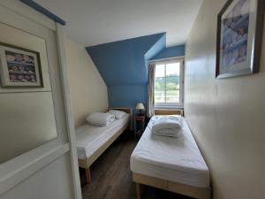 ein kleines Zimmer mit 2 Betten und einem Fenster in der Unterkunft Villa Fort-Mahon-Plage, 3 pièces, 4 personnes - FR-1-730-37 in Fort-Mahon-Plage
