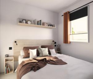 1 dormitorio con 1 cama con sábanas blancas y ventana en KNAUS Campingpark Meppen, en Meppen