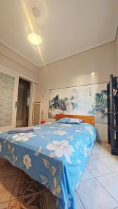 Un dormitorio con una cama azul con flores. en A private room for 1 person（Girl Lady Prioritize) share others with me and my bf en Athens