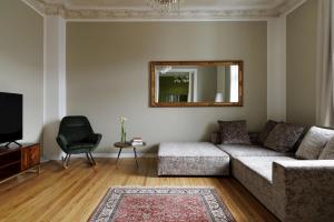 ein Wohnzimmer mit einer Couch und einem Spiegel in der Unterkunft Ferienwohnungen in der Villa Lindenallee 9 in Malente