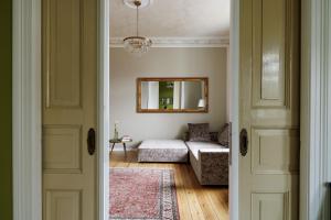 ein Wohnzimmer mit einer Couch und einem Spiegel in der Unterkunft Ferienwohnungen in der Villa Lindenallee 9 in Malente