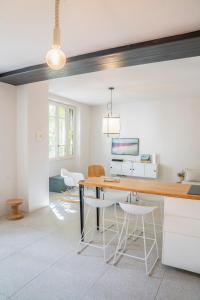 a dining room with a table and chairs at Les Maisons Secrètes in Saint-Rémy-de-Provence