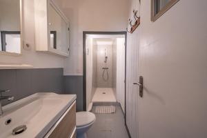 a bathroom with a toilet and a sink and a shower at Studio - Coeur d'Aix en Provence - Calme - Sans Vis-à-vis in Aix-en-Provence