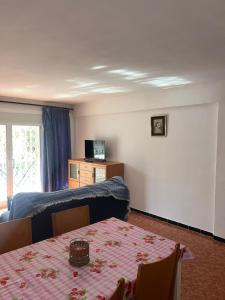 een kamer met een tafel, een bed en een raam bij COSTA DAURADA APARTAMENTS - Pompeyo in Cambrils