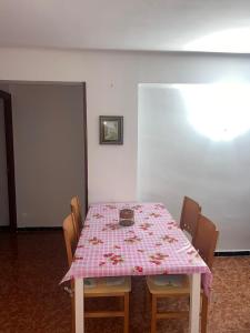 een tafel met een roze tafelkleed erop bij COSTA DAURADA APARTAMENTS - Pompeyo in Cambrils