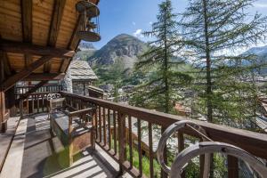 ヴァル・ディゼールにあるVal d’Isère - Extraordinaire Chalet Montana avec piscine sur la piste Olympique de Belevarde.の山の景色を望むバルコニー