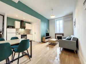 a kitchen and living room with a table and chairs at Le Green Lodge in Nevers