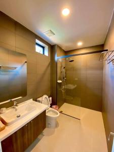 een badkamer met een wastafel, een toilet en een douche bij BOPHAMANSION in Phumĭ Ŏng Char