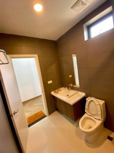 ein Bad mit einem WC und einem Waschbecken in der Unterkunft BOPHAMANSION in Phumĭ Ŏng Char