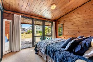 Postel nebo postele na pokoji v ubytování Pauanui Beach House Suntrap