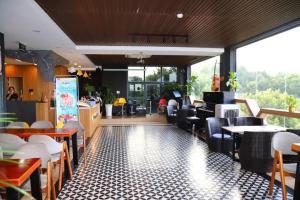 a restaurant with tables and chairs in a room at Hotel Stylish Binh Long in Thanh Bình