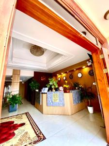 uma entrada para um átrio com plantas na parede em Hotel Stylish Binh Long em Thanh Bình