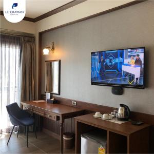 Le Erawan Phang Nga Hotel的电视和/或娱乐中心