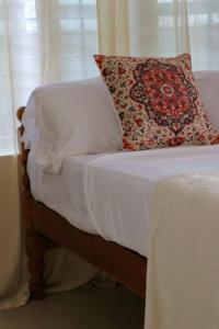 Un pat sau paturi într-o cameră la Heligans Yard - LADIES ONLY