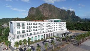 un hôtel avec une montagne en arrière-plan dans l'établissement Le Erawan Phang Nga Hotel, à Phangnga