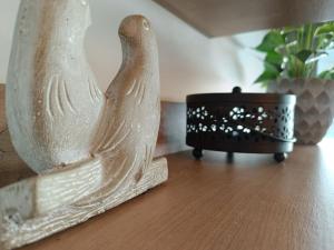 une figurine d'oiseau assis sur une table dans l'établissement Sotherm apartment, à Thermi