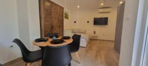 TV a/nebo společenská místnost v ubytování Villa Mediterranea - Apartments