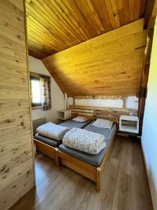 Murat-le-QuaireにあるRefuge de la banneの木造キャビン内のベッドルーム1室(ベッド2台付)