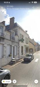 a car parked in front of a house on a street at Charmante maison de ville in Bléneau