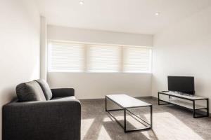 - un salon avec un canapé et une table dans l'établissement Bright 1 Bedroom Apartment in Central Doncaster, à Doncaster