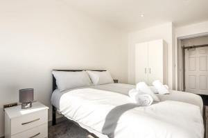 - une chambre avec 2 lits et des draps blancs dans l'établissement Bright 1 Bedroom Apartment in Central Doncaster, à Doncaster