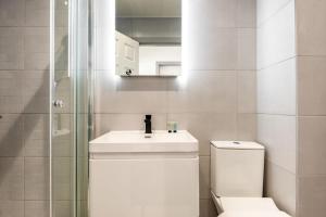 bagno con servizi igienici, lavandino e specchio di Bright 1 Bedroom Apartment in Central Doncaster a Doncaster