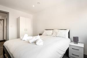 a bedroom with a large white bed with white pillows at Comfortable 1 Bedroom Apartment in Central Doncaster in Doncaster