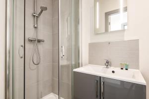 ein Bad mit einer Dusche und einem Waschbecken in der Unterkunft Lovely 1 Bedroom Apartment in Central Doncaster in Doncaster
