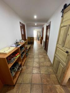 Habitación con pasillo con puerta abierta en Albergue El Alfar/Pilgrim Hostel, en Hornillos del Camino