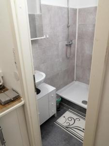 ein Badezimmer mit Dusche, Toilette und Waschbecken in der Unterkunft FEWO Kutsch Watt Nr.3 in Cuxhaven