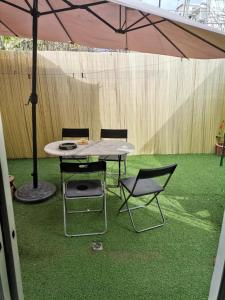 Patio alebo iná vonkajšia časť ubytovania "ΑΡΜΟΝΊΑ" ΔΙΑΜΕΡΙΣΜΑ, ΚΑΛΑΜΑΤΑ-"HARMONY" apartment, Kalamata