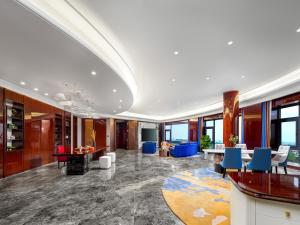 lobby biurowe z niebieskimi krzesłami i stołami w obiekcie Howard Johnson by Wyndham Huaqiao Plaza Xinyu w mieście Xinyu