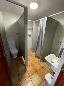 a bathroom with a toilet and a sink at Albergue El Alfar/Pilgrim Hostel in Hornillos del Camino