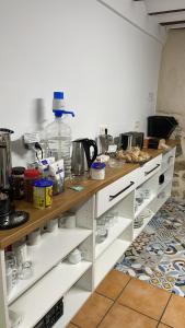 una cocina con encimera con platos. en Albergue El Alfar/Pilgrim Hostel, en Hornillos del Camino