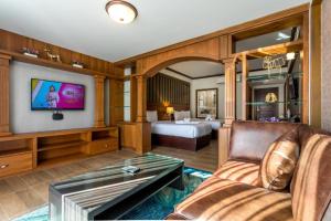 攀牙Le Erawan Phang Nga Hotel的带沙发和床的客厅