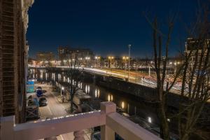Blick auf die Stadt in der Nacht in der Unterkunft Amstel Corner Hotel in Amsterdam