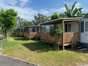a row of cottages are lined up on the grass at Mobilhomes SKALLA CZ in Martinsicuro