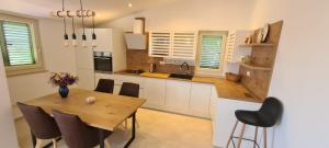 Kuchyň nebo kuchyňský kout v ubytování Villa Mediterranea - Apartments