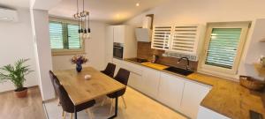 Kuchyň nebo kuchyňský kout v ubytování Villa Mediterranea - Apartments