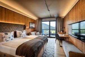 Voodi või voodid majutusasutuse Almwellness Hotel Pierer toas