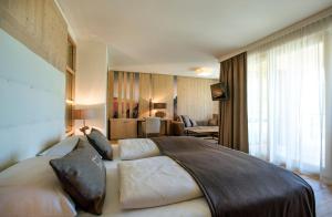 Voodi või voodid majutusasutuse Almwellness Hotel Pierer toas