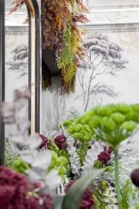 a mirror with a bunch of flowers in front of it at Hotel Boutique Las Almenas in Granada