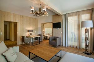 Televiisor ja/või meelelahutuskeskus majutusasutuses Almwellness Hotel Pierer